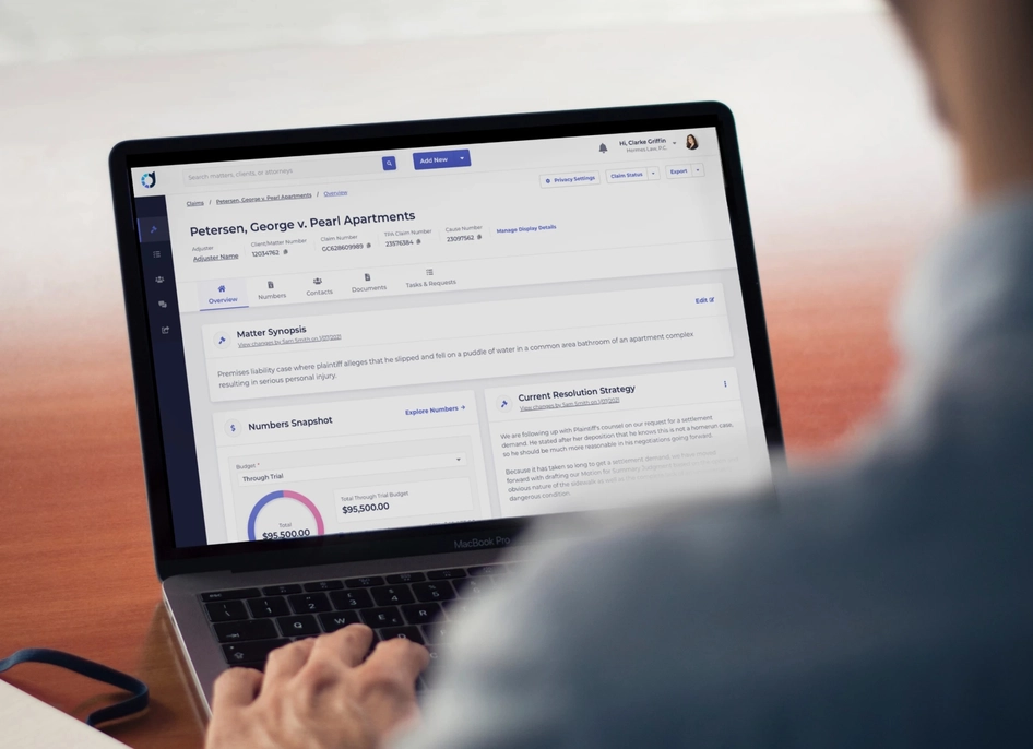 Person using the ClaimDeck digital features